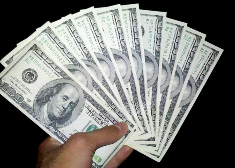 В преддверии подорожания доллара россиянам советуют торопиться с покупкой