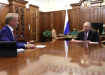 Путин запретил банкам навязывать людям непонятные допрасходы при оформлении ипотеки