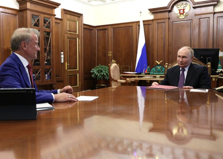 Путин запретил банкам навязывать людям непонятные допрасходы при оформлении ипотеки