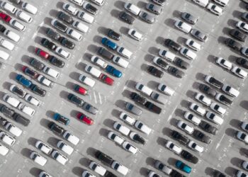 Автомобильный рынок рухнул на 20%: треть дилеров может закрыться до конца года