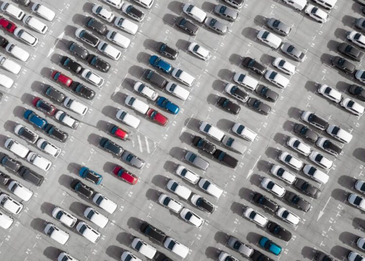 Автомобильный рынок рухнул на 20%: треть дилеров может закрыться до конца года