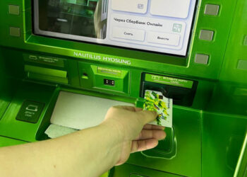 Россияне бросились массово снимать наличные: в чем причина