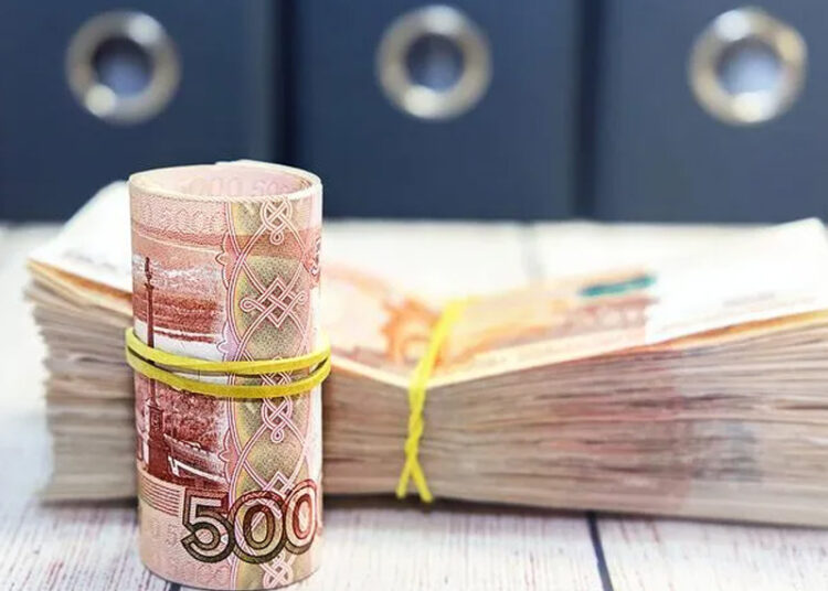 Возможна девальвация рубля: как сейчас стоит поступить с накоплениями