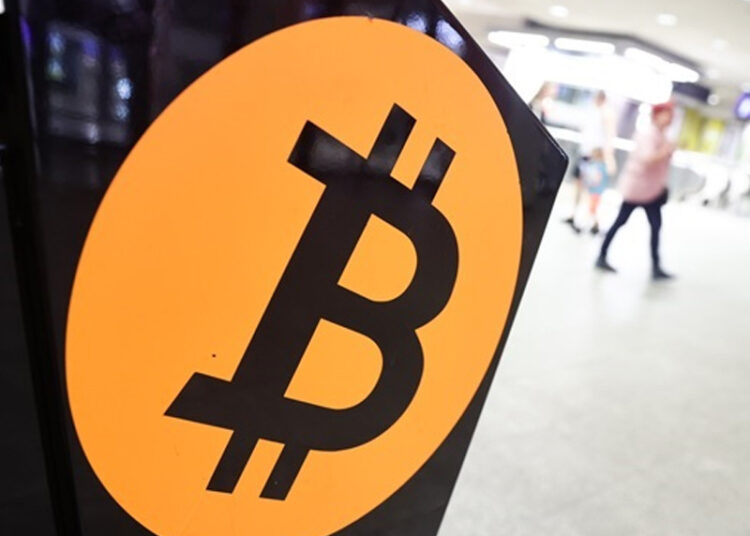 Криптовалюты трясет: кто обвалился вслед за биткоином