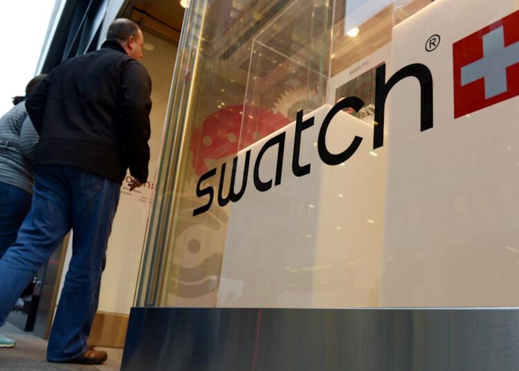 Скандал вокруг издевательской рекламы обрушил акции Swatch