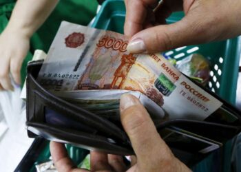 Россиян с доходом ниже 30 тысяч предложили освободить от налога