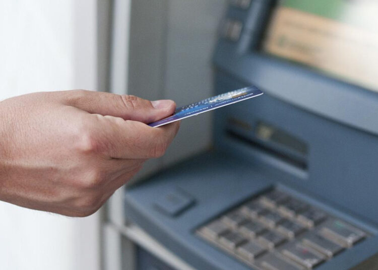 С 1 сентября банкоматы смогут блокировать наличные россиян