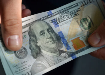 Аналитик предсказал, что будет с долларом в ближайшее время