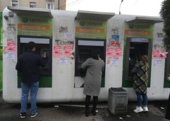 Банки начнут блокировать внесение наличных на карты: как это будет работать