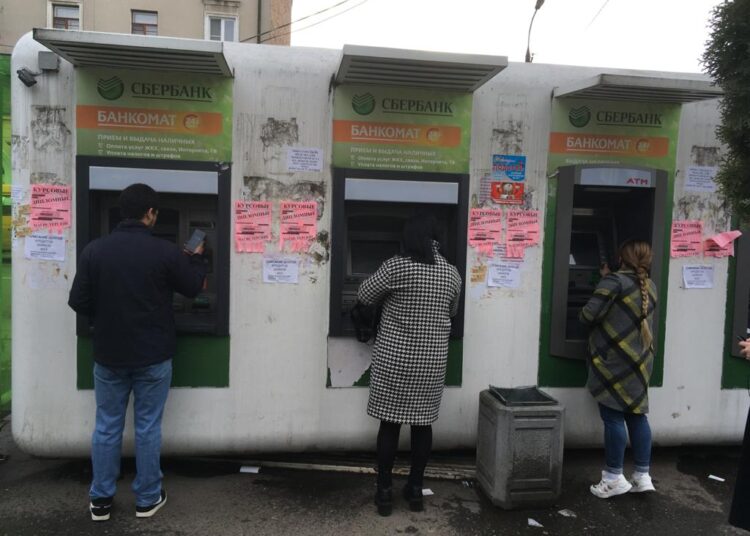 Банки начнут блокировать внесение наличных на карты: как это будет работать