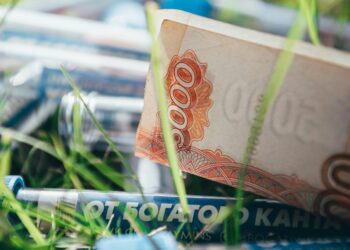 Куда вложить деньги, пока падают ставки: три рабочих варианта