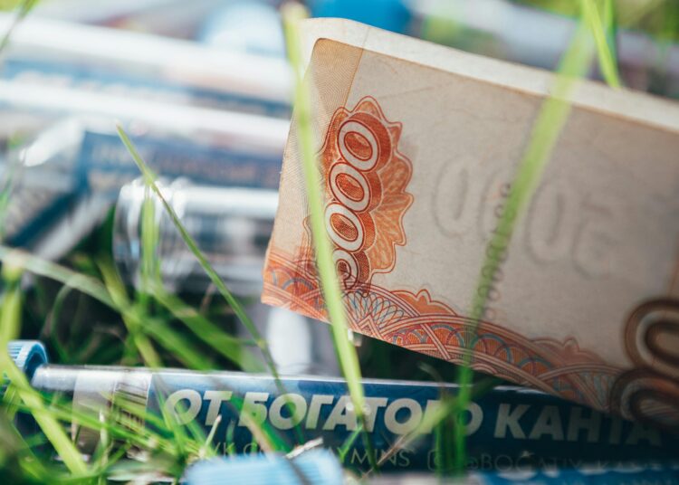 Куда вложить деньги, пока падают ставки: три рабочих варианта