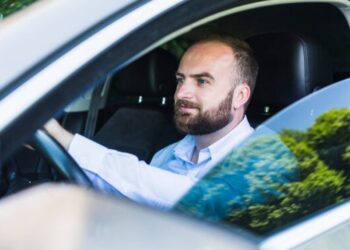 Лишение прав или штраф: как теперь правильно пропускать машины со спецсигналами