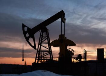 Дешевая нефть ударит по карману: почему россиянам стоит опасаться падения цен