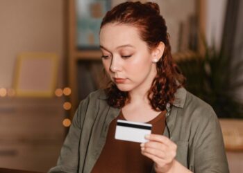 Повседневные нужды вместо роскоши: на что на самом деле тратят кредитки россияне