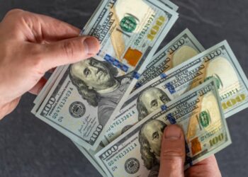 Еще на полтора года: ЦБ заморозил обналичивание валюты до весны-2026