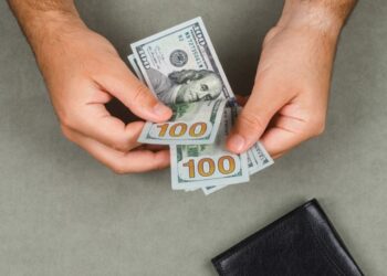 Россияне массово избавляются от наличных долларов и евро