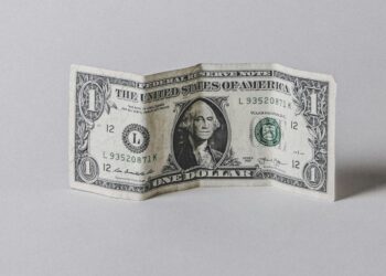 Доллар пробил отметку в 83 рубля впервые с начала мая