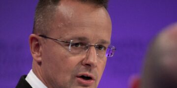 Премьер-министр Венгрии оправдался за покупку газа не у России