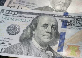 Осеннее падение рубля: эксперты рассказали, стоит ли покупать валюту сейчас