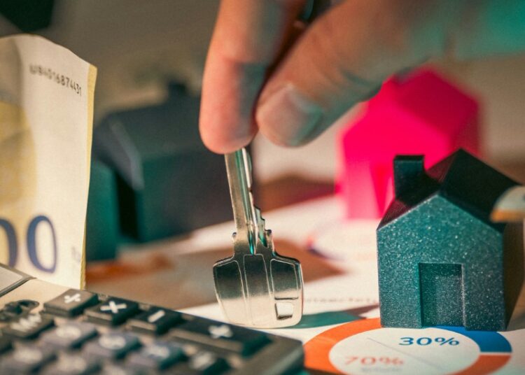 Россиянам посоветовали повременить с ипотекой