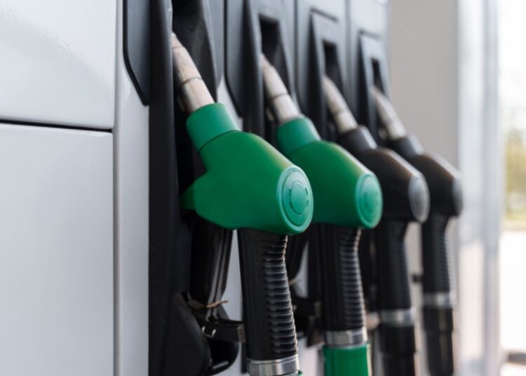 Стало известно, насколько в октябре подорожает бензин