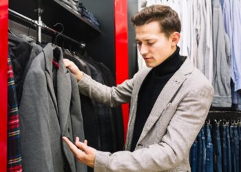 Мужчины в России тратят на одежду и обувь на 43% больше женщин