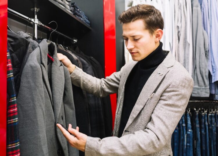 Мужчины в России тратят на одежду и обувь на 43% больше женщин