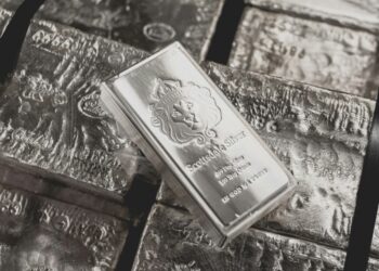 Цена серебра побила рекорд 2011 года