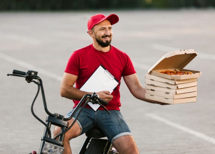 Курьеры в России стали зарабатывать больше специалистов с высшим образованием