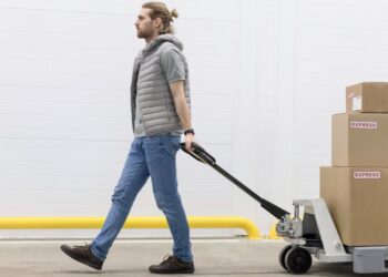 Названы самые востребованные сезонные работники этой осени