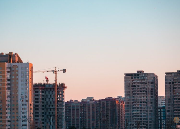 Стало известно, с какой зарплатой можно взять ипотеку в 2025 году