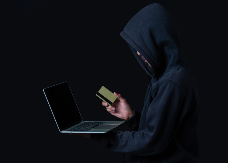 Мошенники научились красть данные карт банков через NFC