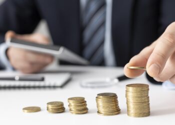 Средняя зарплата в России превышает 100 000 рублей