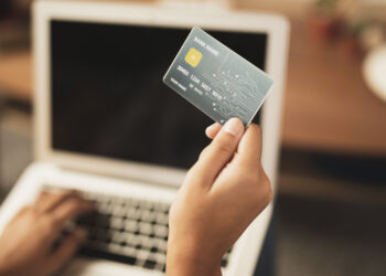 Российские банки стали обнулять балансы кредитных карт