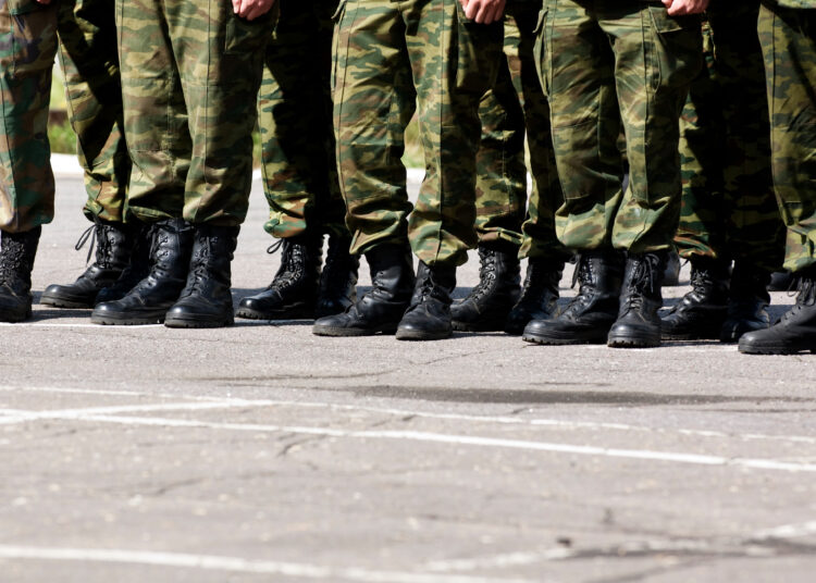 Уклонистам от армии с 1 октября запретят брать кредиты