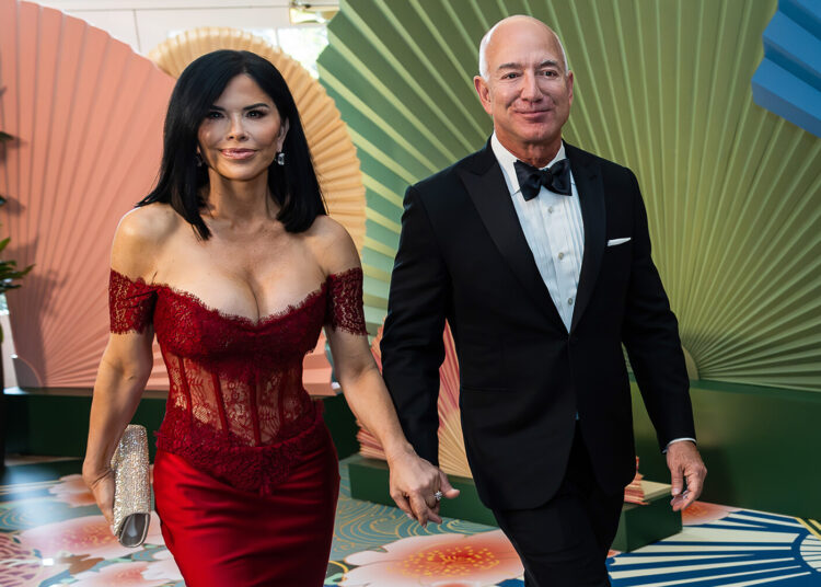 Озвучена цена украшений невесты футболиста Роналду и жены миллиардера Безоса на Неделе мод