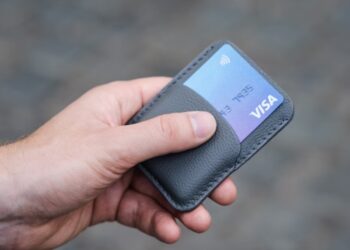 Пользоваться Visa и Mastercard в России стало опасно: банки готовят замену