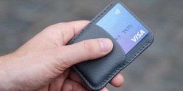 Пользоваться Visa и Mastercard в России стало опасно: банки готовят замену