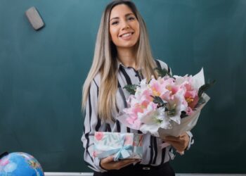 Россияне готовятся ко Дню учителя: спрос на букеты вырос, сколько стоит поздравить педагога