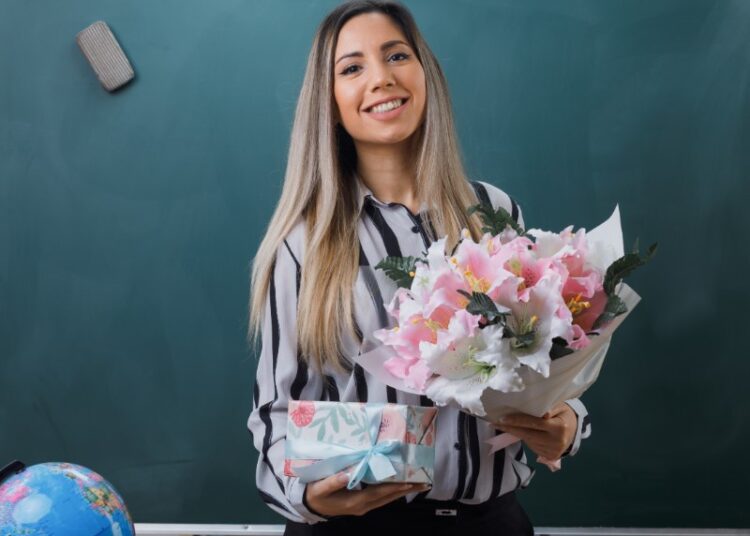 Россияне готовятся ко Дню учителя: спрос на букеты вырос, сколько стоит поздравить педагога