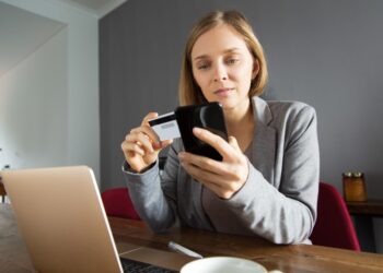 Юрист рассказала, чем опасны переводы на карту