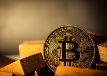 Биткоин опустился ниже $105 тыс. впервые с июня