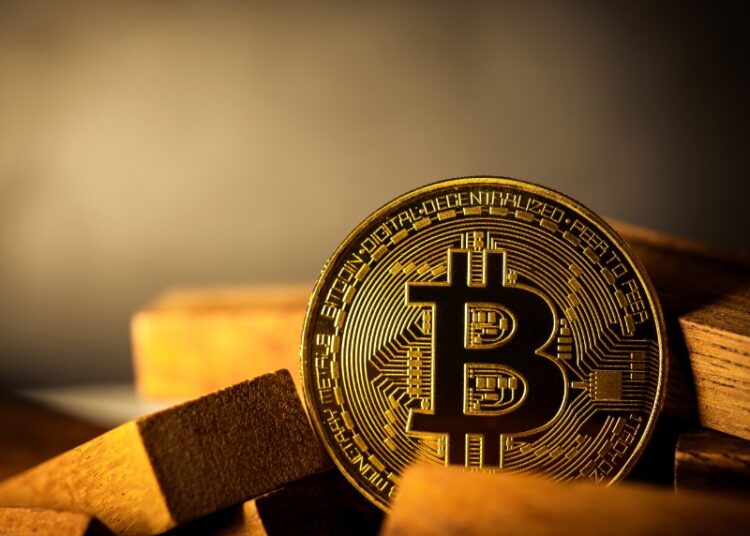 Биткоин опустился ниже $105 тыс. впервые с июня