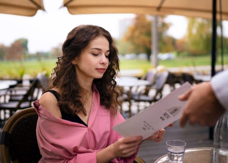 Выяснилось, сколько денег россияне теряют «на мелочах»