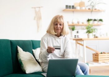 Путин запретил «невидимые списания» с карт россиян