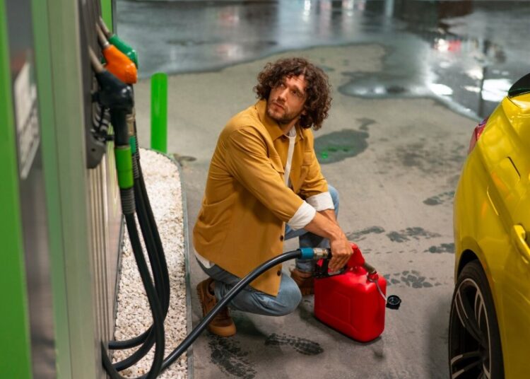 На заправках в России стали разбавлять бензин