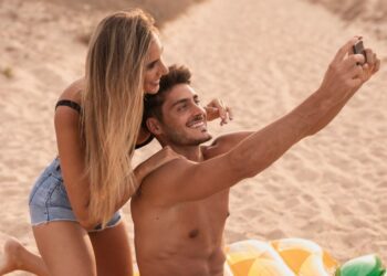 Отпуск «по-взрослому»: россияне превращают отдых за границей в контент-бизнес 18+