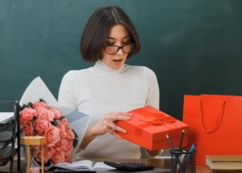 ОП: подарки стоимостью больше 3 тыс. нельзя дарить учителями