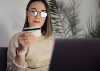 Россиянам рассказали, как защититься от скрытых списаний с банковских карт